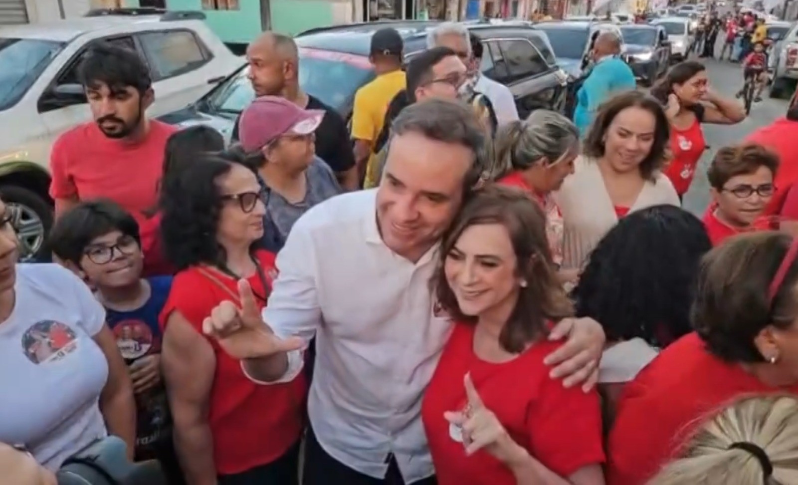 Cadu de Lula defende projeto de desenvolvimento e diálogo com a população em caminhada nas Quintas, em Natal