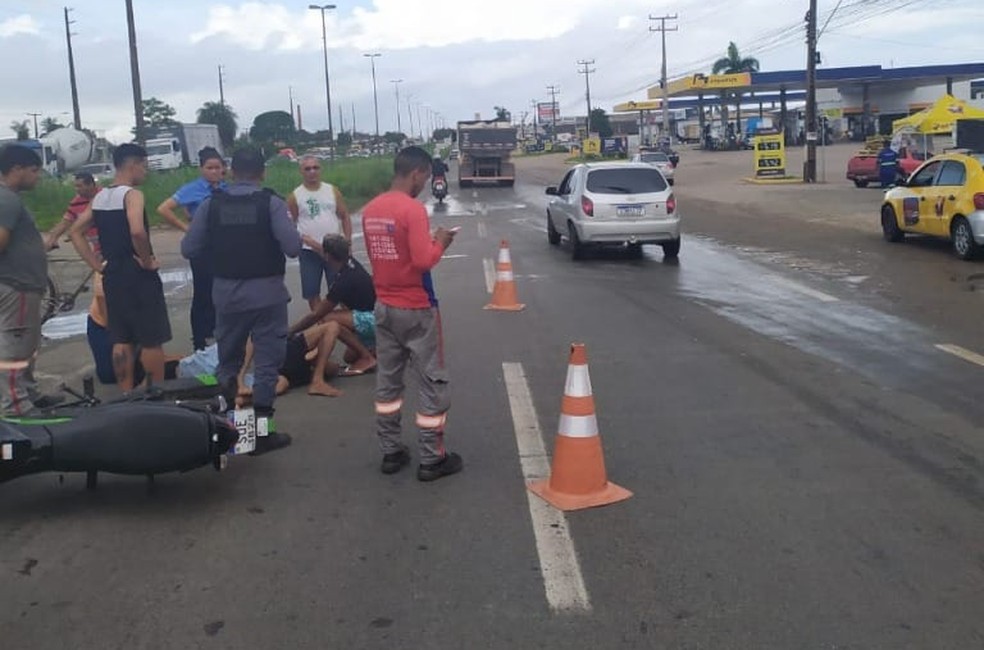 Duas pessoas ficam feridas após moto colidir com caminhão na BR-135, no Maranhão — Foto: Divulgação/PRF