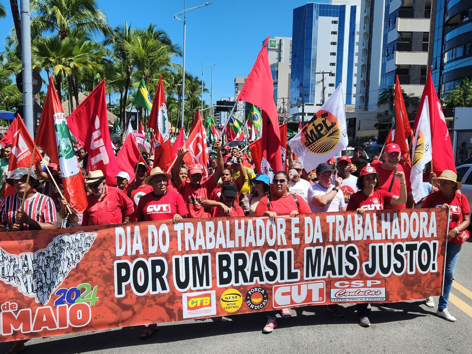 Centrais sindicais fazem ato no Dia do Trabalhador na orla de Maceió
