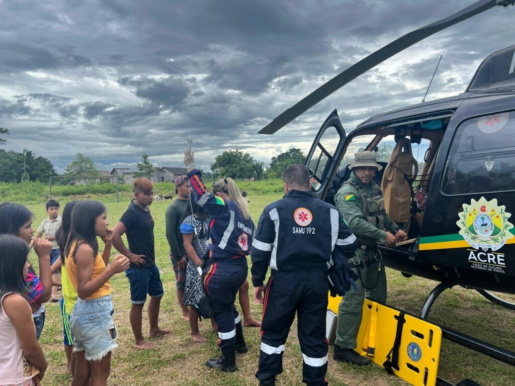Indígena de 14 anos é resgatada de helicóptero após dois dias em trabalho de parto em aldeia no Acre