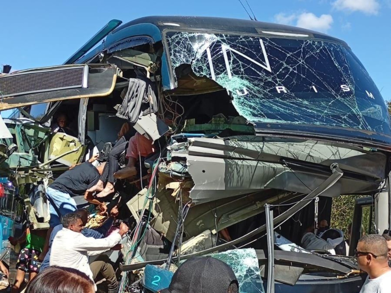 Acidente com ônibus na BR-259 deixa feridos em Governador Valadares