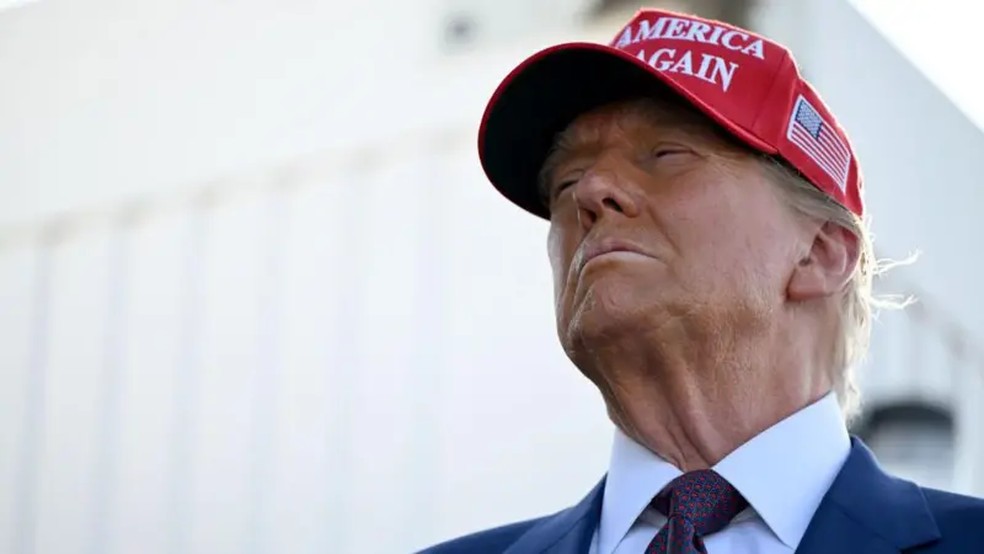 Agenda prometida por Trump inclui deportação em massa de imigrantes sem documentos, tarifaço de importados e aumento de subsídios — Foto: Getty Images via BBC