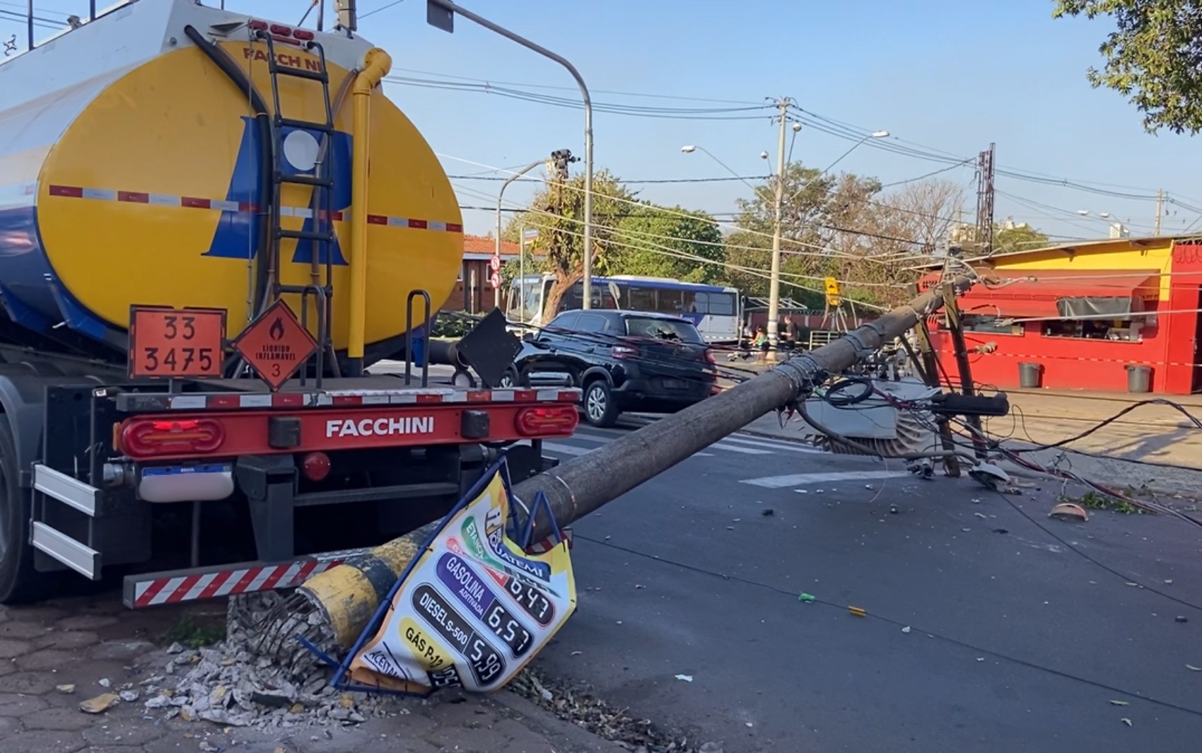 Caminhão carregado com combustível derruba postes durante manobra em Ribeirão Preto, SP