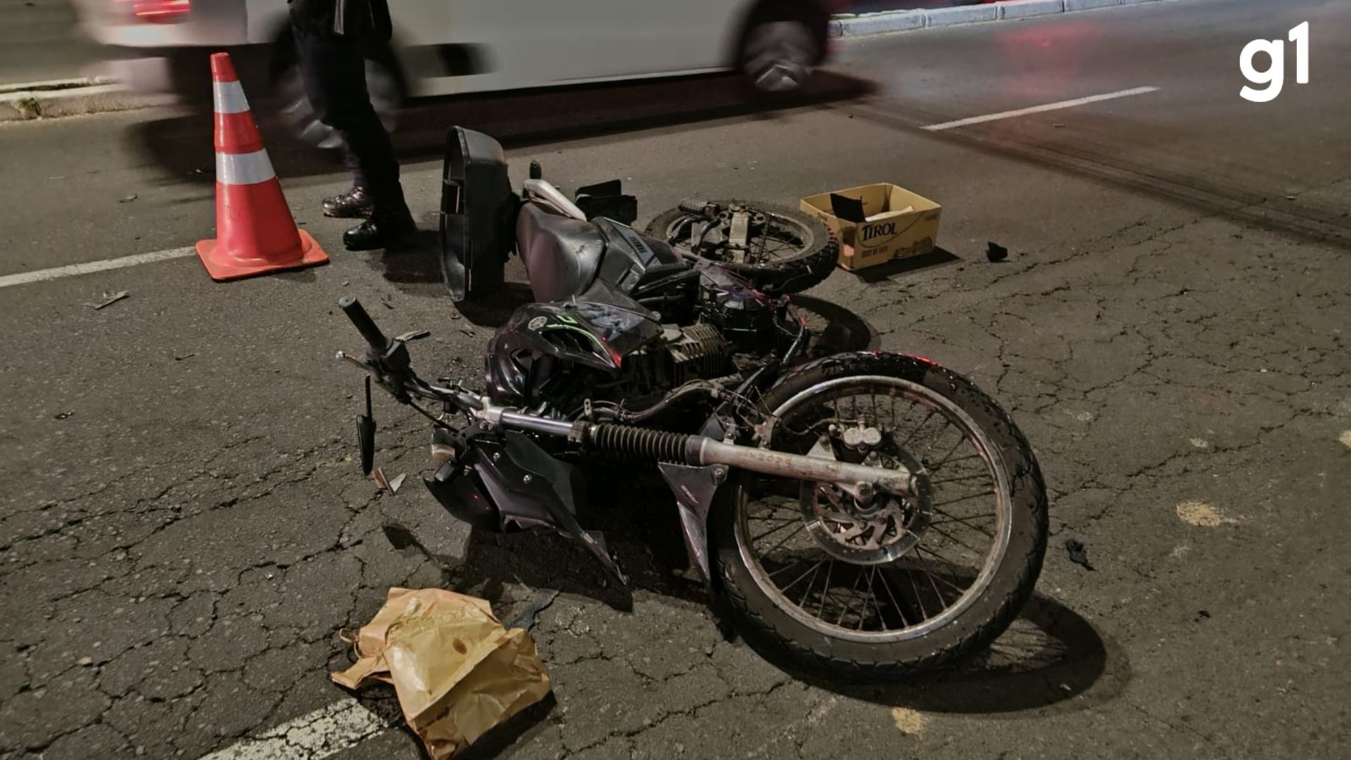 Carro entra na contramão para fugir de blitz e deixa motociclista gravemente ferido em Porto Alegre