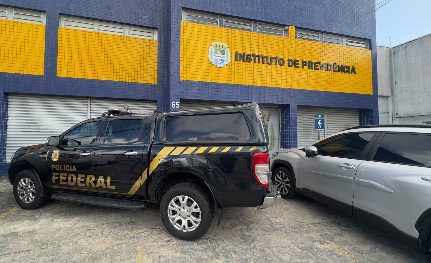 PF cumpre mandados e investiga aplicação de R$ 97 milhões em recursos previdenciários em Maceió