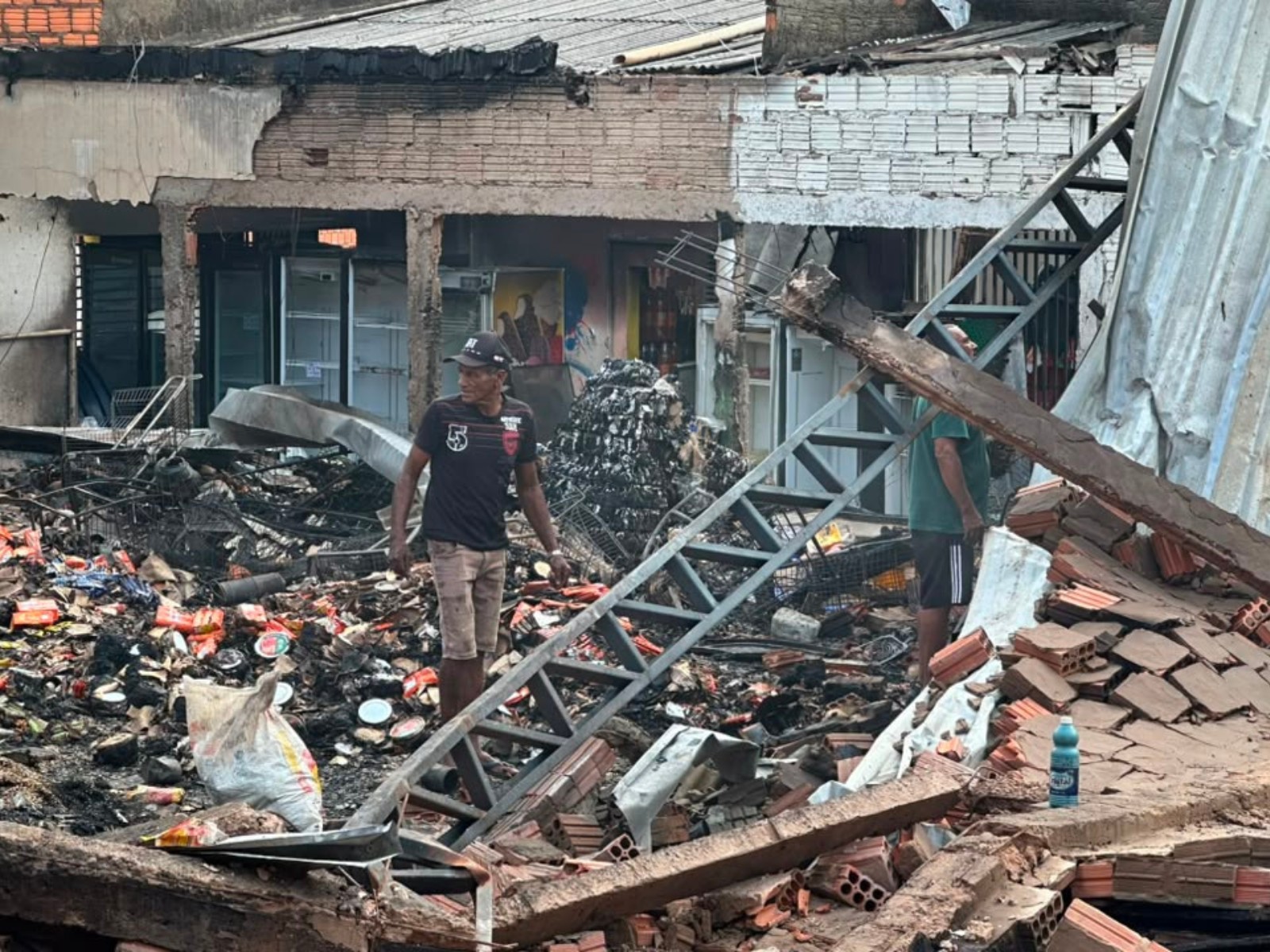 Casas próximas a comércio que pegou fogo no Acre passam por vistorias da Defesa Civil