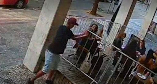 Mulher é puxada pelo pescoço e tem colar roubado em restaurante de BH; VÍDEO