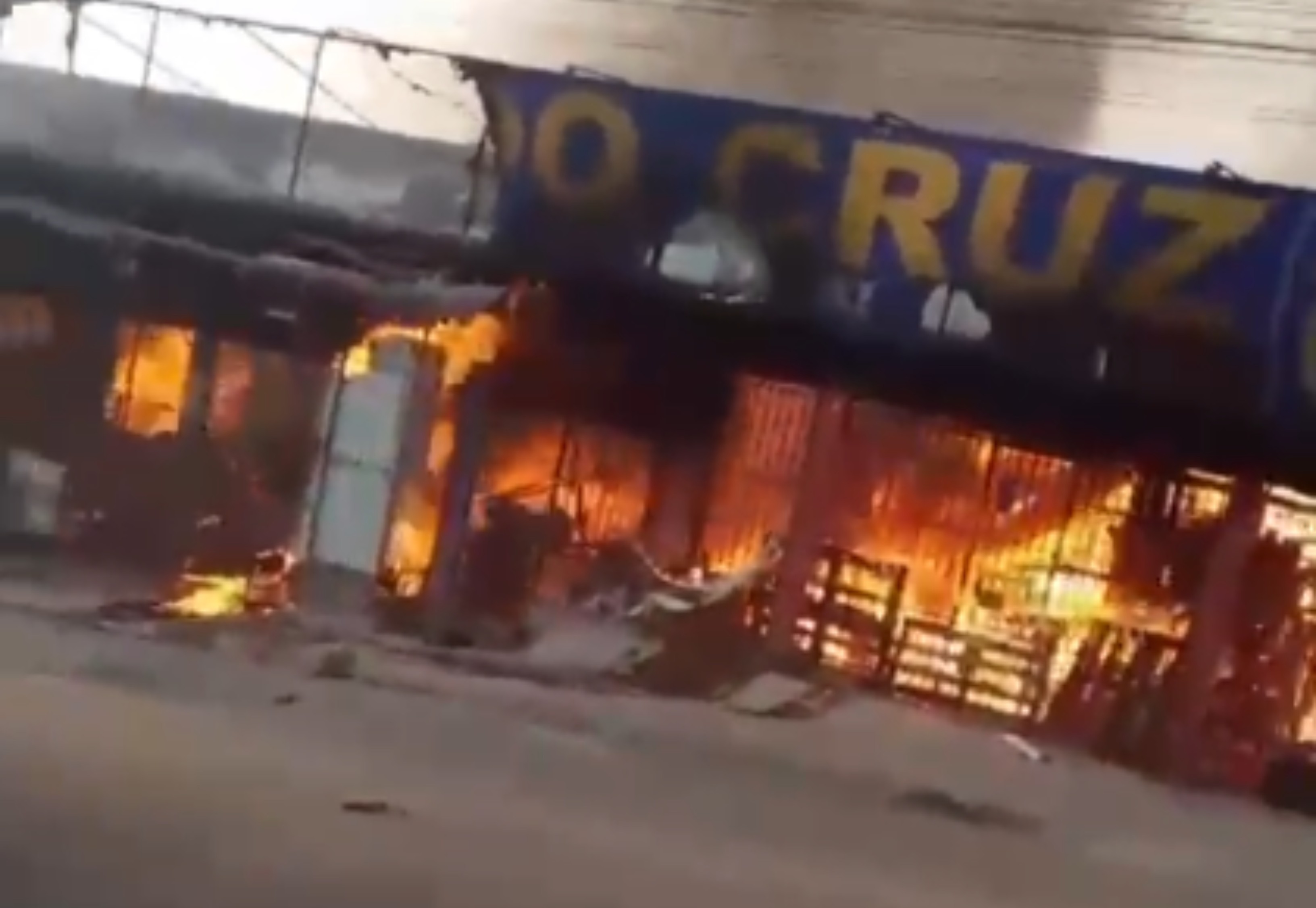 Incêndio de grandes proporções destrói comércio em Rio Branco; VÍDEO