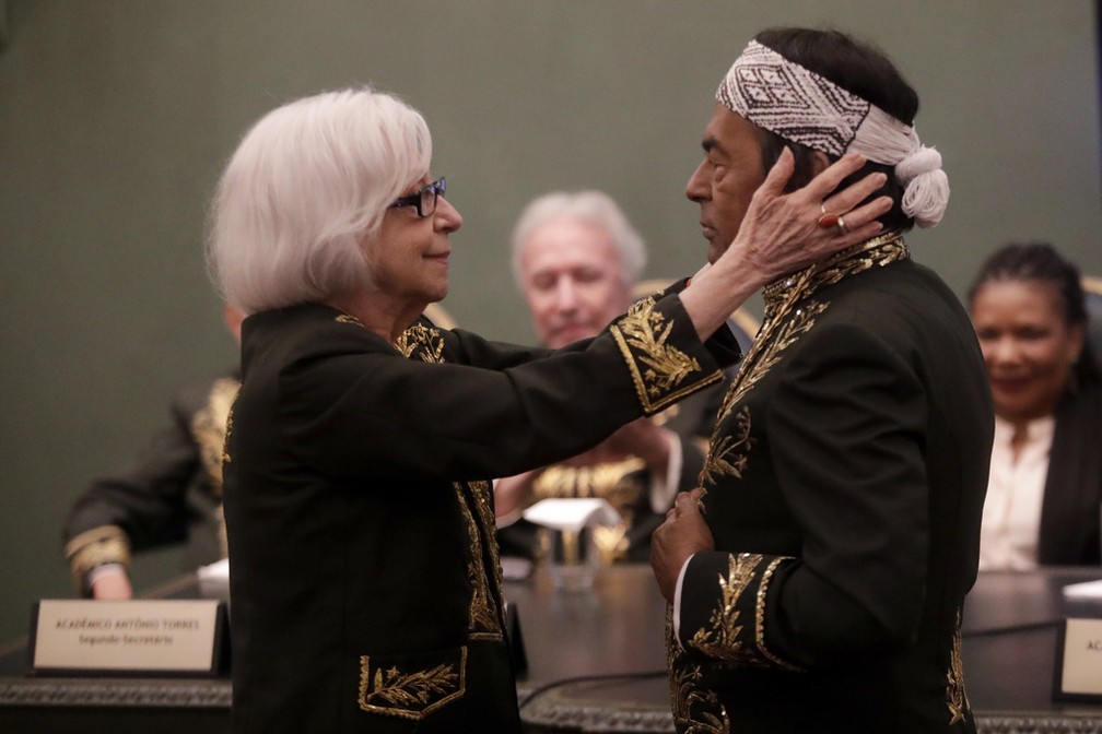 Fernanda Montenegro cumprimenta Ailton Krenak após a posse do indígena na Academia Brasileira de Letras, no Rio de Janeiro, na noite desta sexta-feira (5). — Foto: Bruna Prado/AP