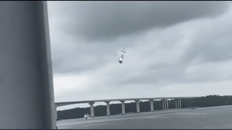 VÍDEO: Helicóptero cai no mar durante exercício de segurança na Malásia