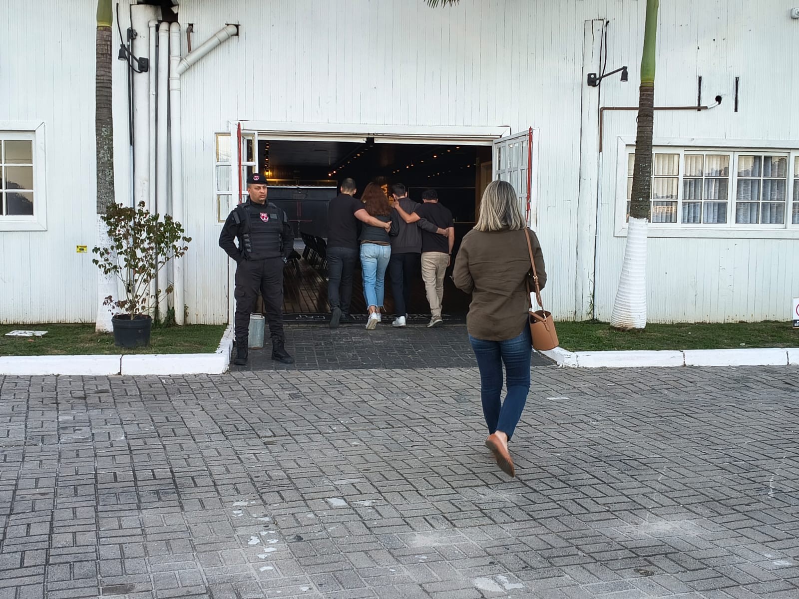 Amigos e familiares chegam para velório da juíza Mariana Francisco Ferreira na Primeira Igreja Batista em Mogi das Cruzes — Foto: Mariana Queiroz/TV Diário