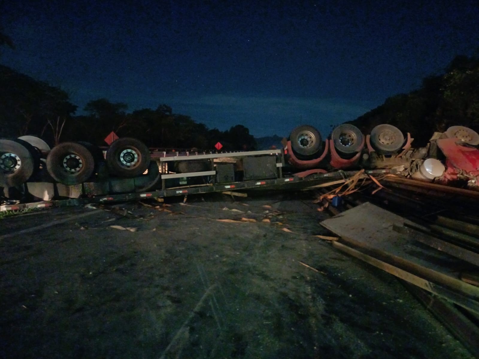 Carreta capota e motorista fica gravemente ferido na BR-262, em MG
