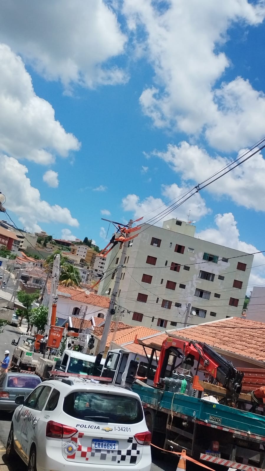 Homem desmaia após sofrer descarga elétrica enquanto fazia reparo em fiação de Serra Negra