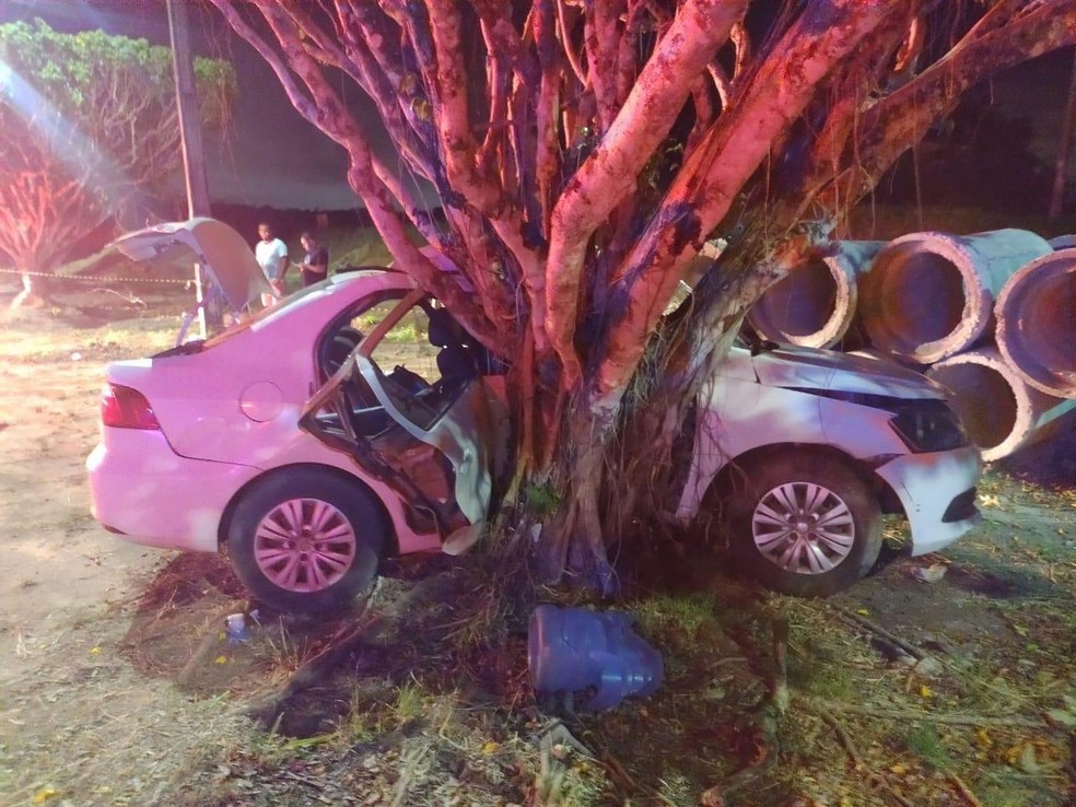 Passageira morre após carro bater em árvore em São Cristóvão — Foto: CPTran/SE