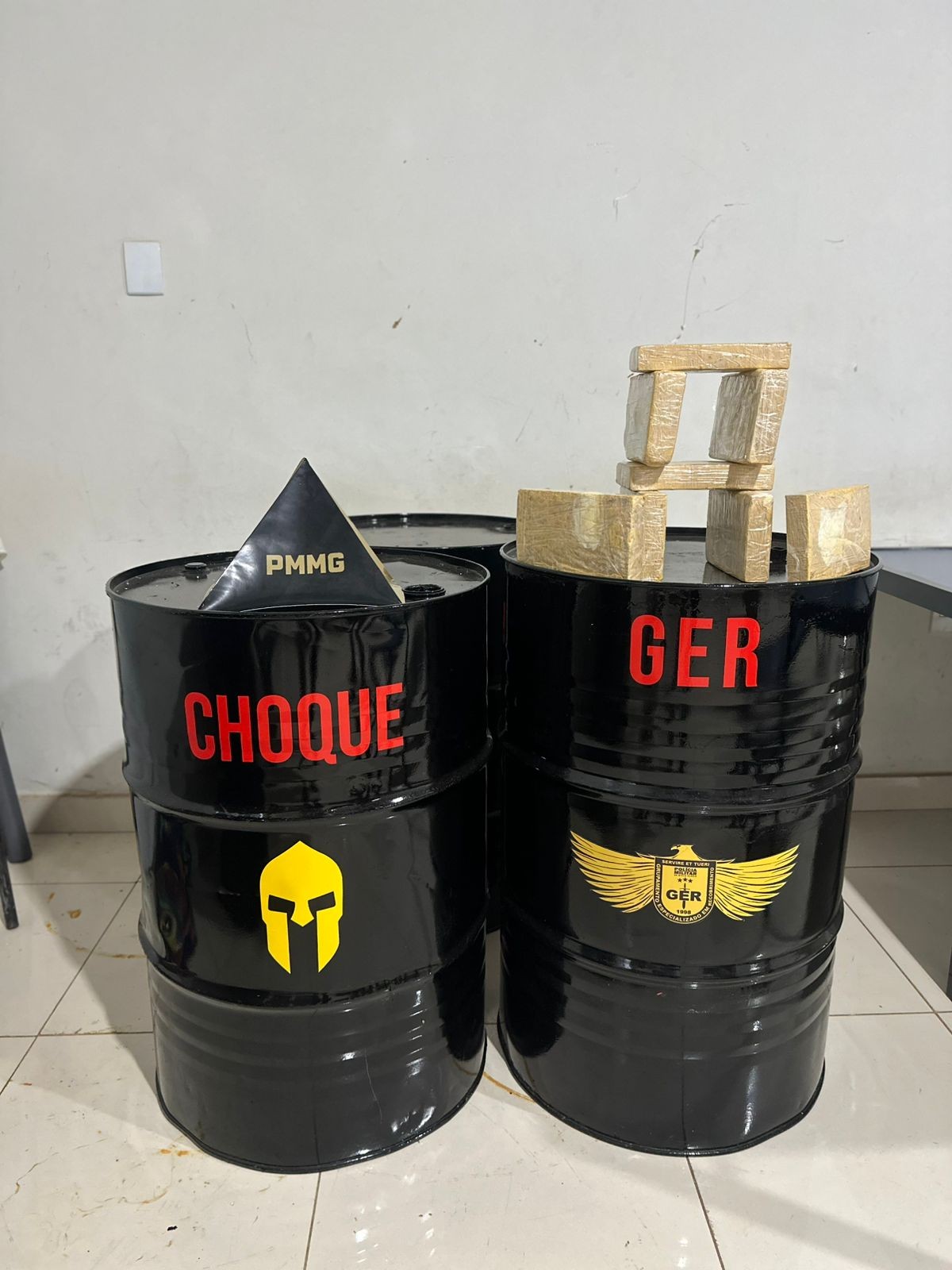 Suspeito de tráfico escapa da PM após pular barranco de 4 metros e cair em córrego em Montes Claros