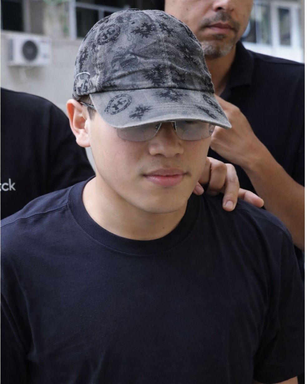 Mattheus Verissimo Zoel Martins na chegada à delegacia de Copacabana — Foto: Reprodução