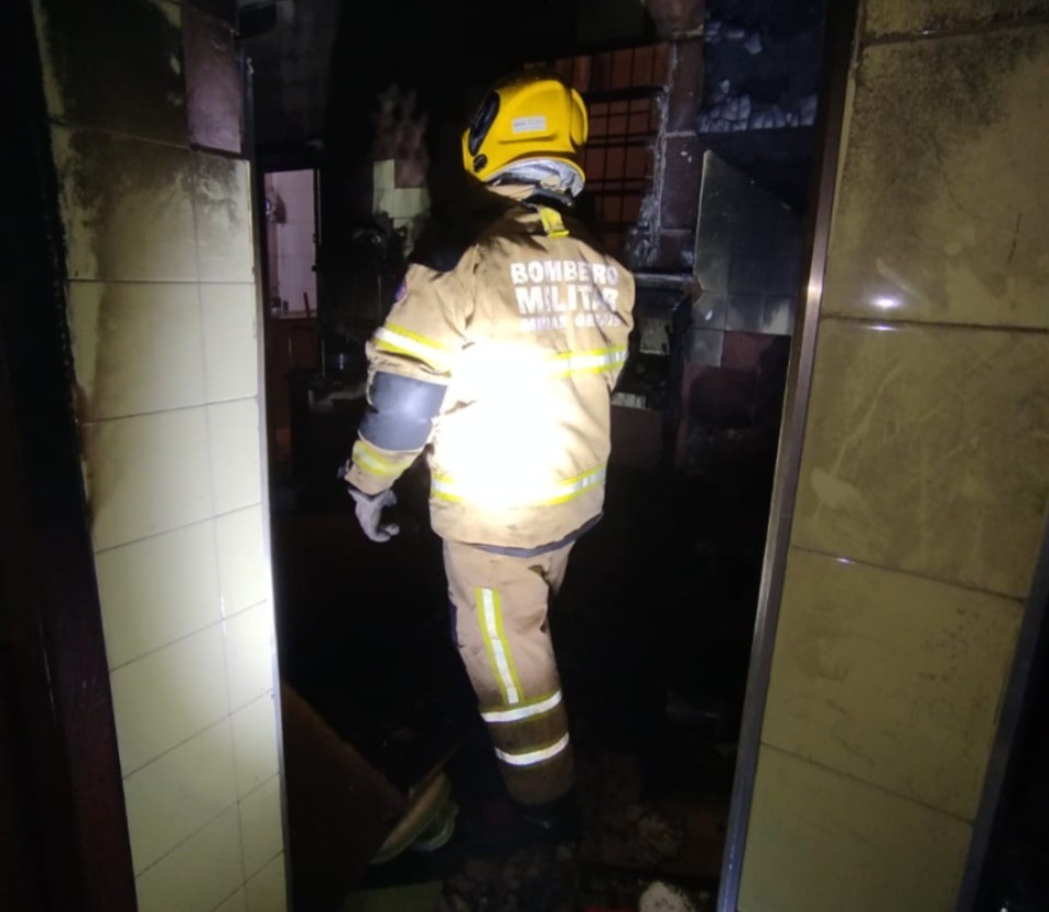 Vazamento de gás de cozinha provoca incêndio em casa no Bairro Manoel Honório, em Juiz de Fora