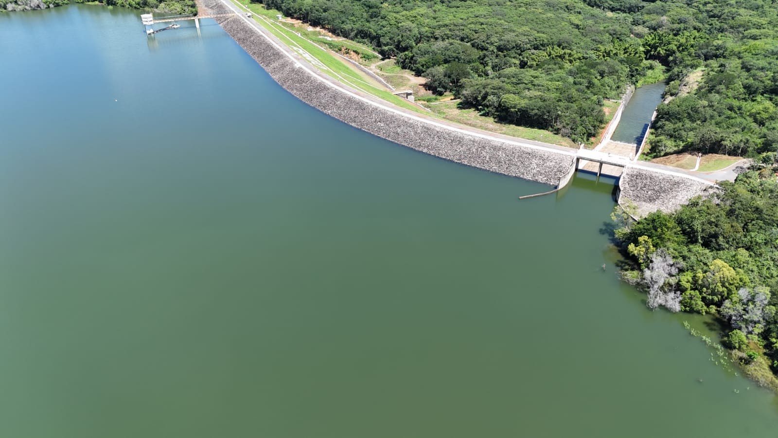 Barragem de Juramento atinge capacidade máxima após chuvas e começa a verter