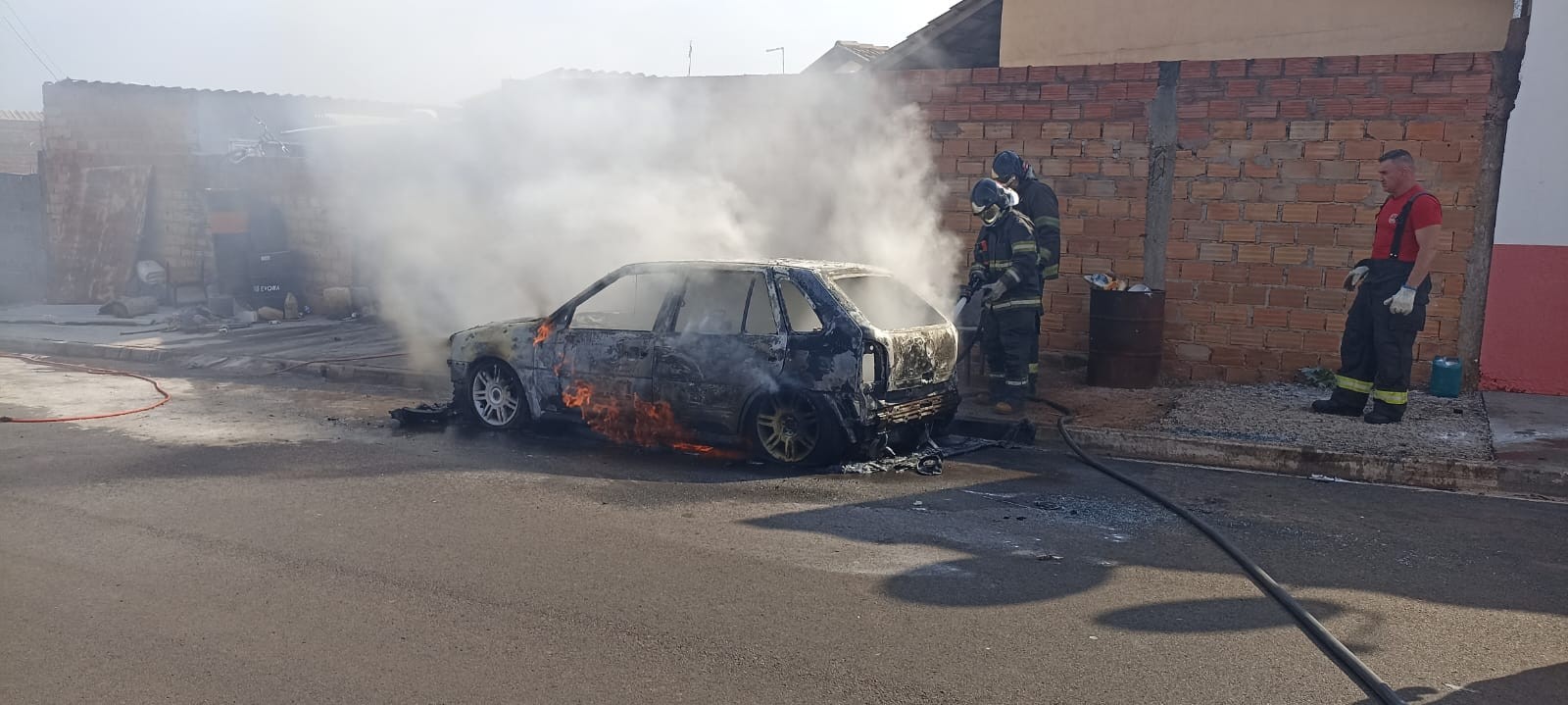 VÍDEO: mulher incendeia carro após briga de casal no interior de SP