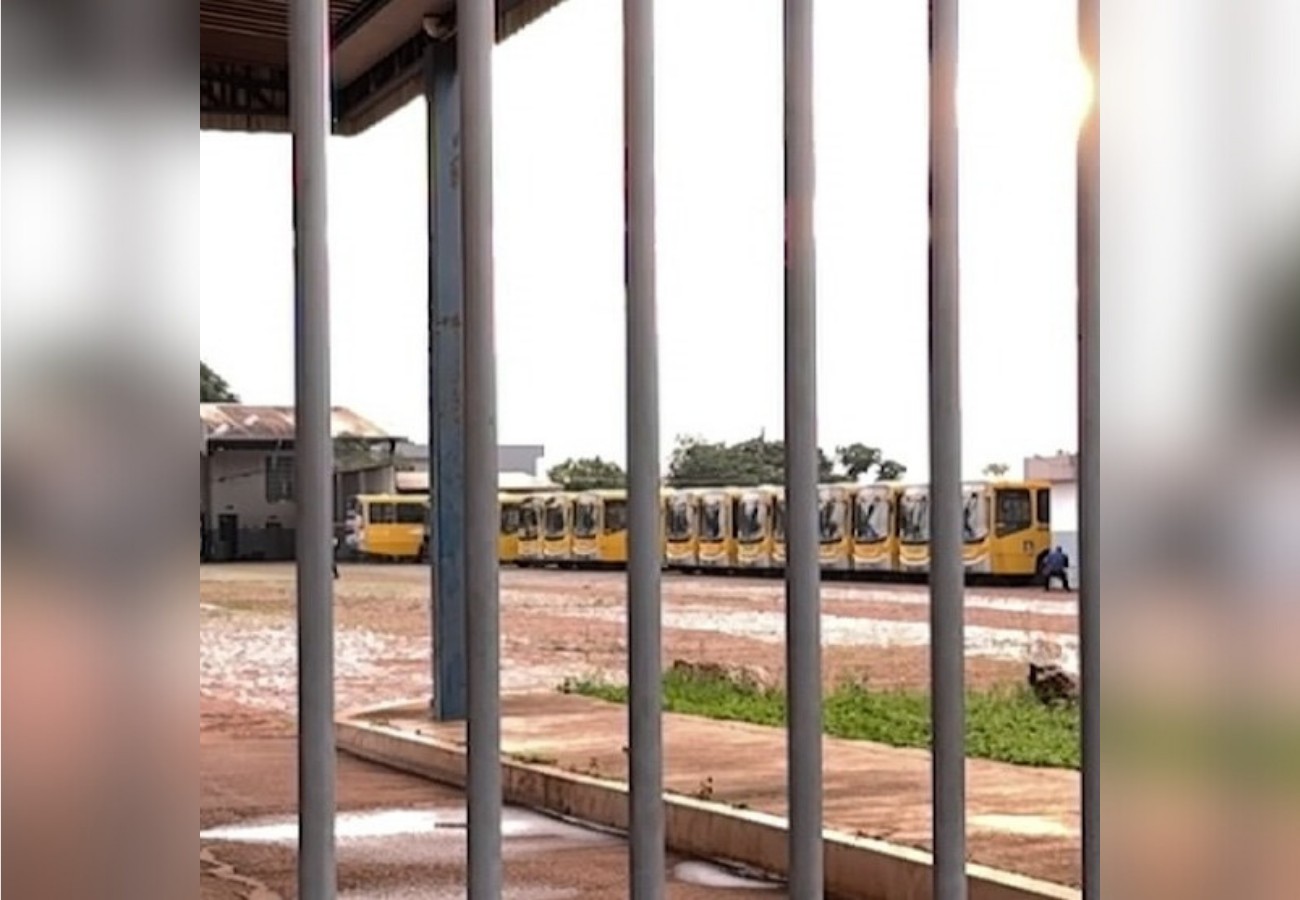 Sem salários, motoristas de ônibus paralisam serviço e população fica sem transporte coletivo em Araguaína