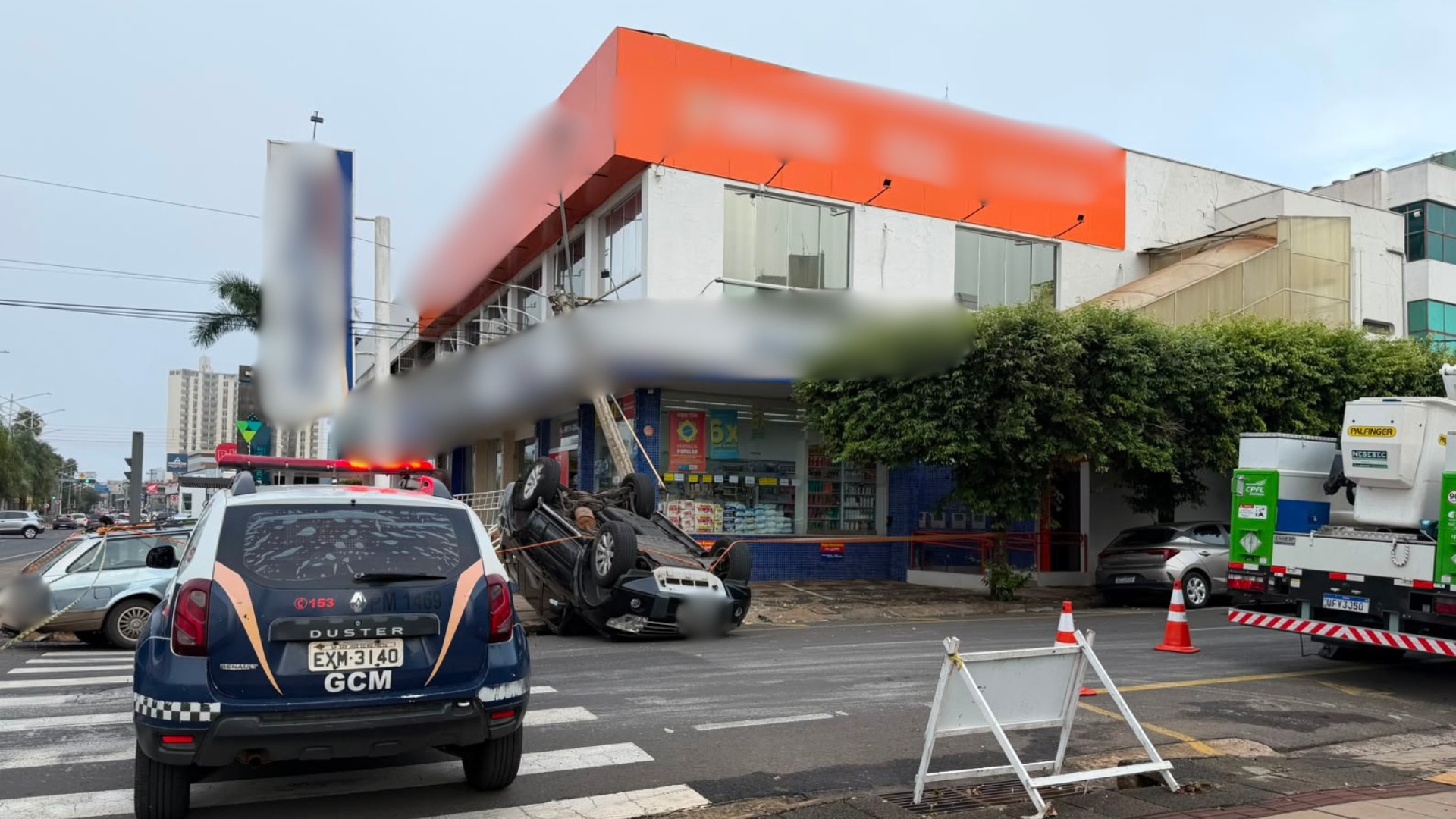 Carro derruba poste após capotar e provoca 'apagão' em semáforos na Avenida Bady Bassitt em Rio Preto