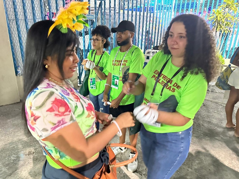 Público recebe pulseiras que acendem na entrada da Sapucaí — Foto: Guilherme Schiavinatto/g1
