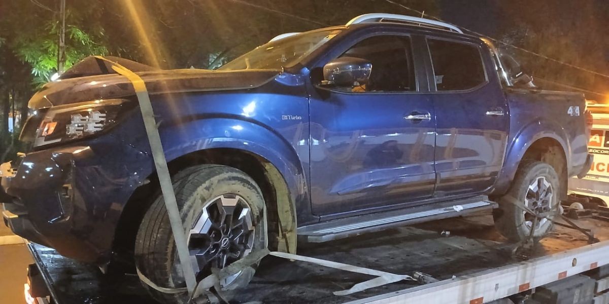 Homem é preso após furtar caminhonete e bater veículo contra poste durante fuga e perseguição da polícia