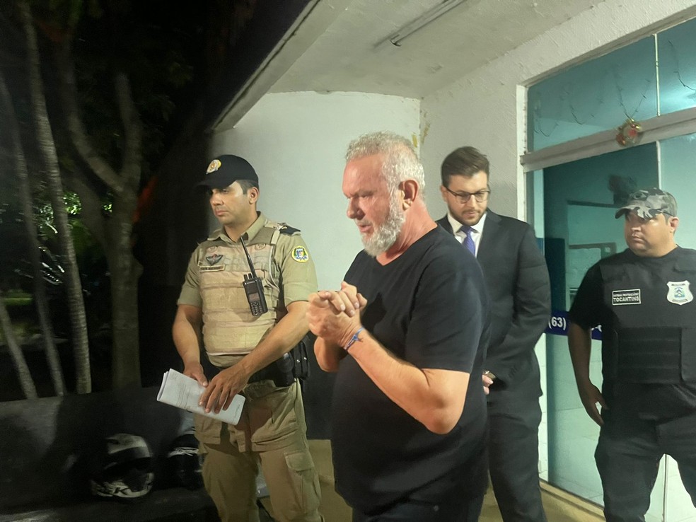 Mauro Carlesse após passagem pelo IML de Palmas — Foto: Ana Paula Rehbein/TV Anhanguera