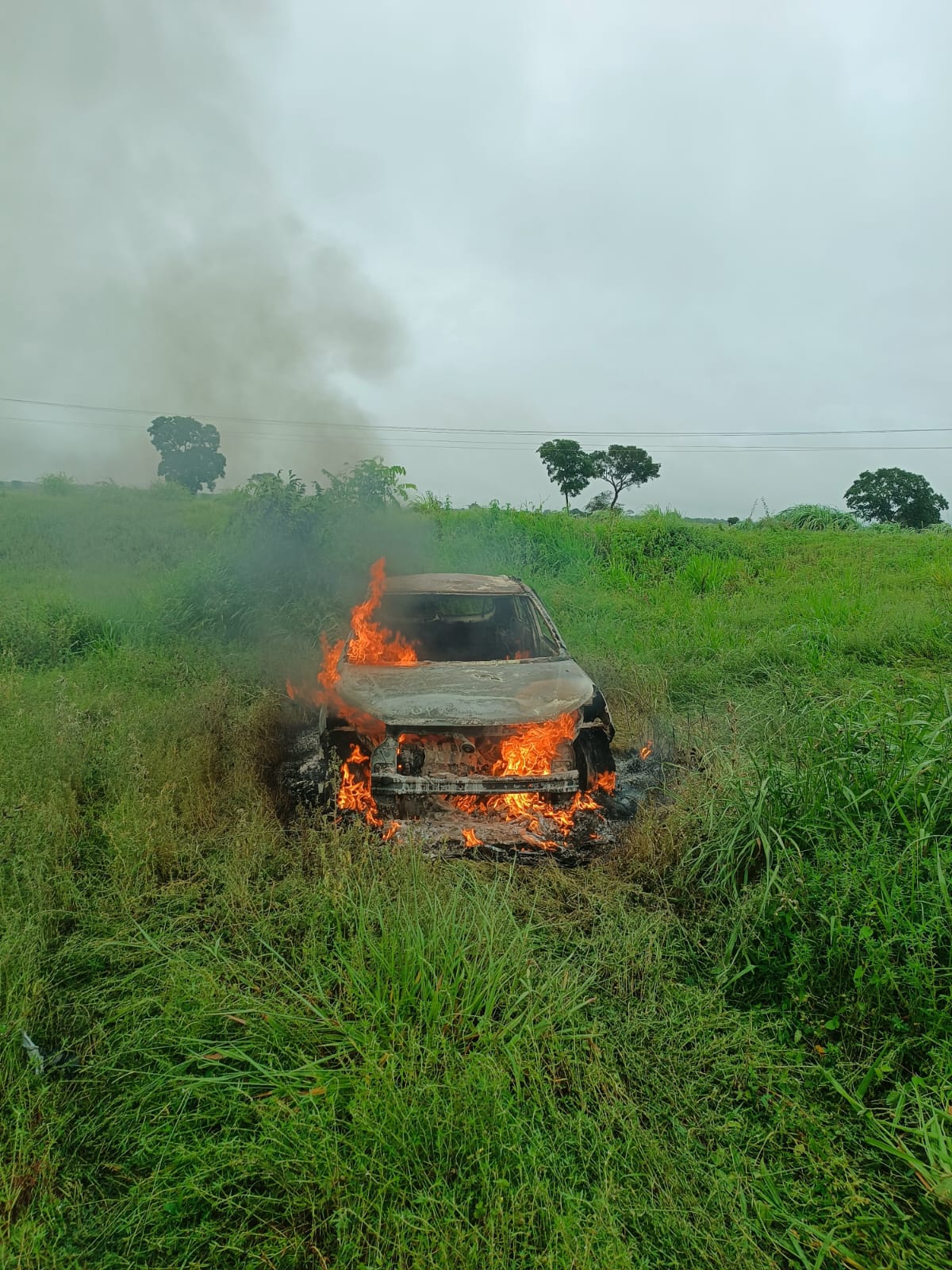 Carro pega fogo após capotamento na MG-181 e fica destruído