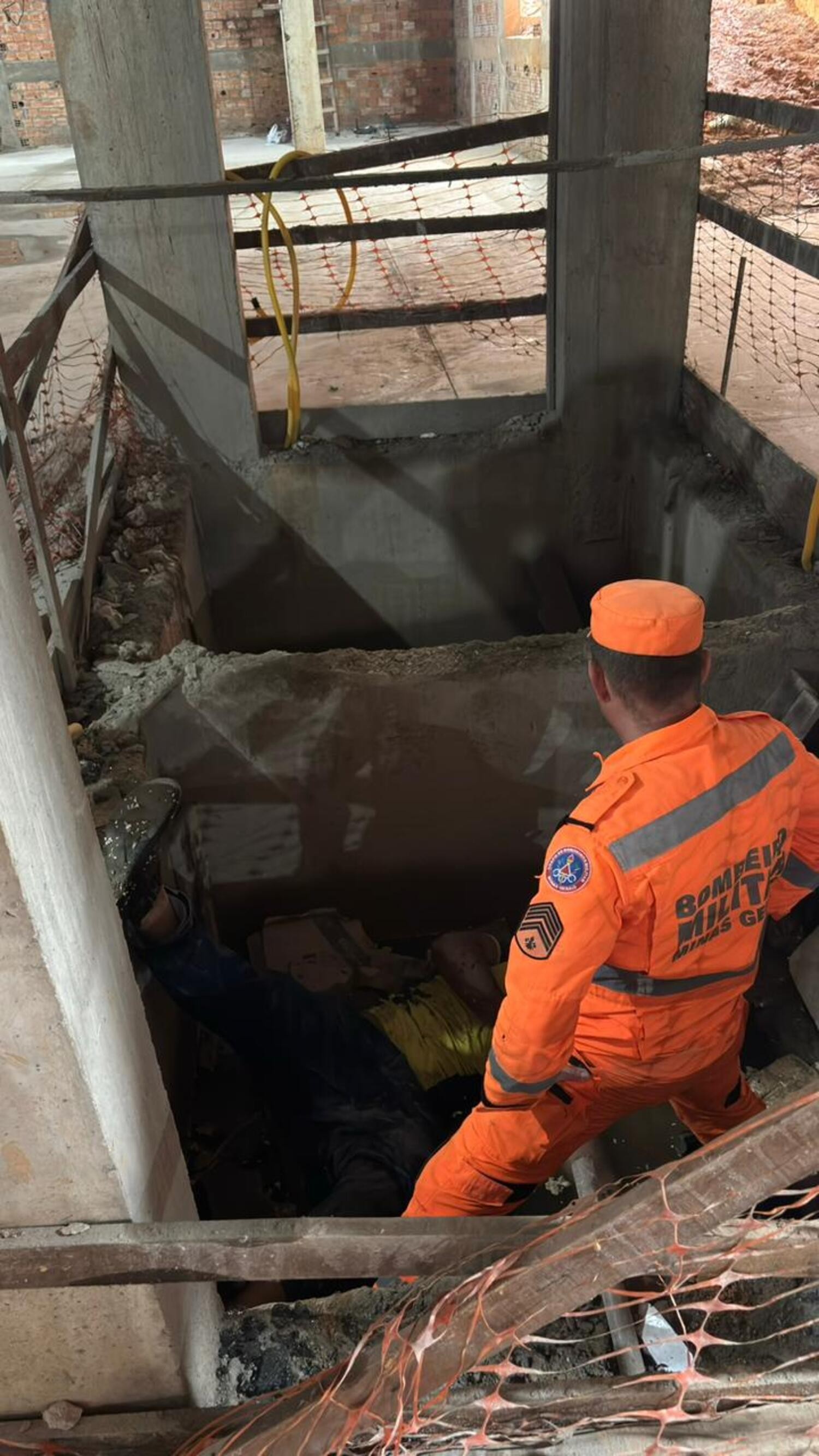Homem fica ferido ao cair no poço de elevador de obra em construção, em Unaí
