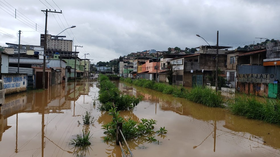 Córrego Humaitá cheio no Bairro Industrial, em Juiz de Fora, foto de arquivo — Foto: Raul Mourão/Arquivo pessoal