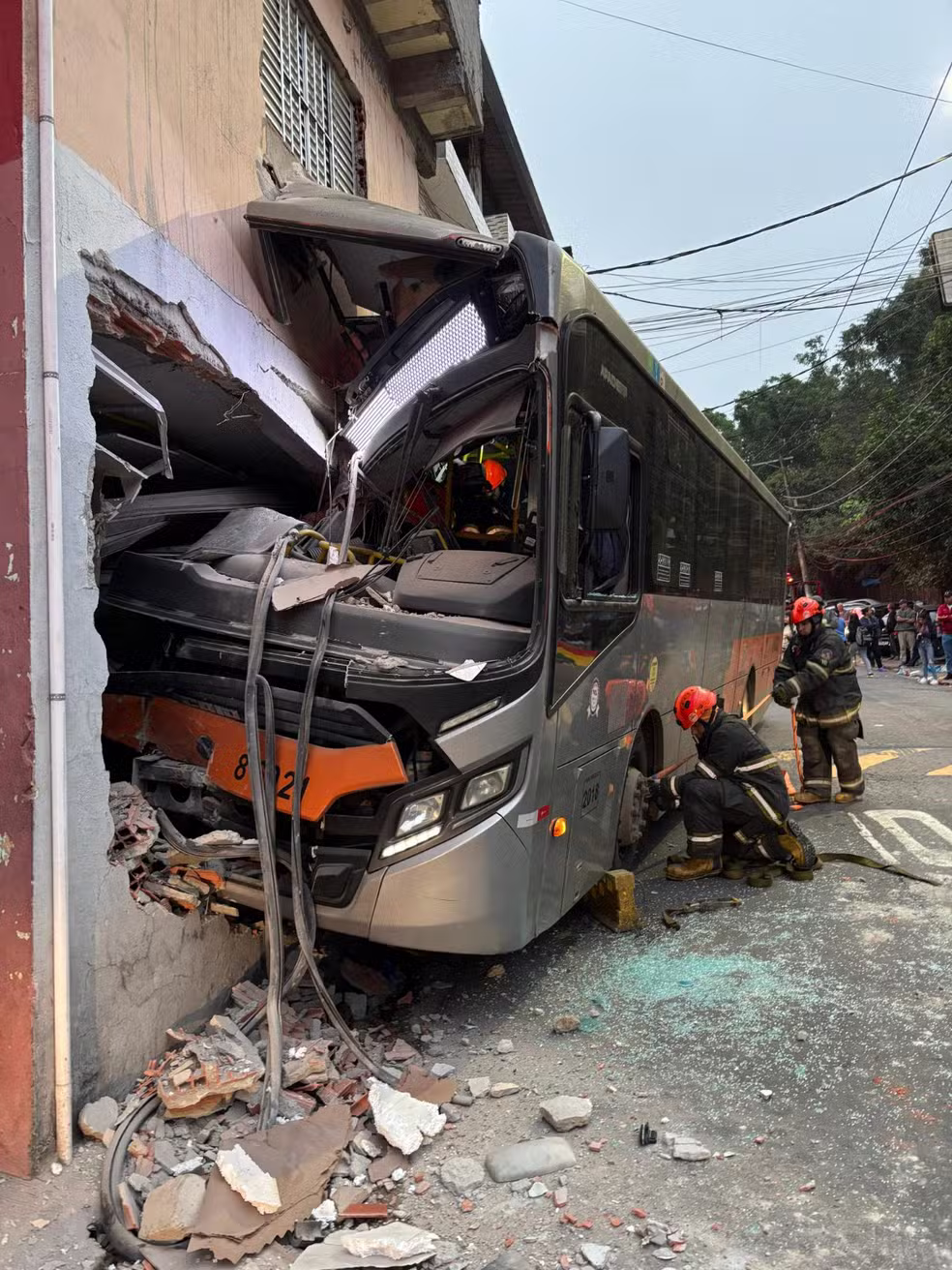 &Ocirc;nibus bate em sobrado e deixa ao menos sete feridos na Zona Oeste de SP &mdash; Foto: Reprodu&ccedil;&atilde;o/TV Globo