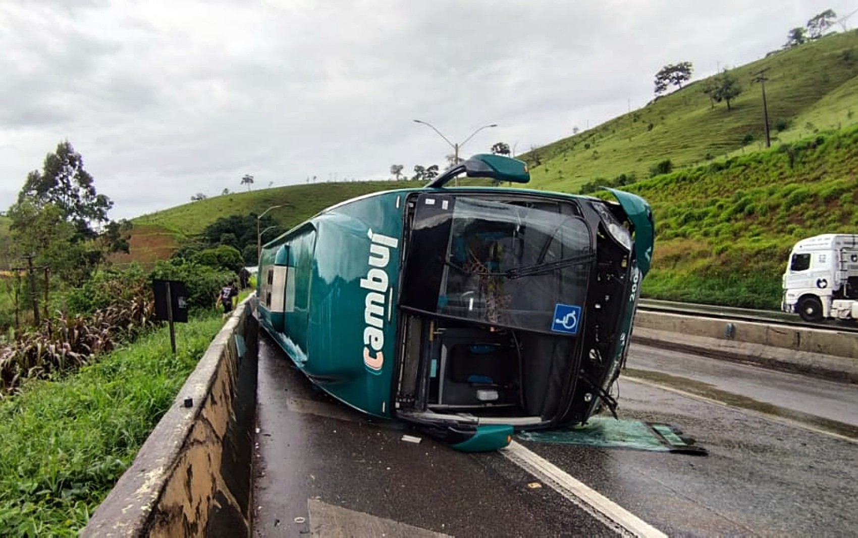 Sete passageiros ficam feridos após ônibus tombar na Fernão Dias, em Camanducaia, MG