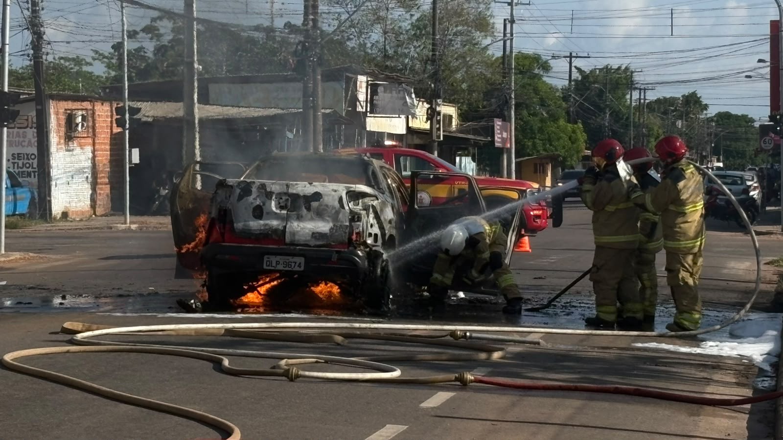 VÍDEO: Carro pega fogo e fica destruído após incêndio em Macapá