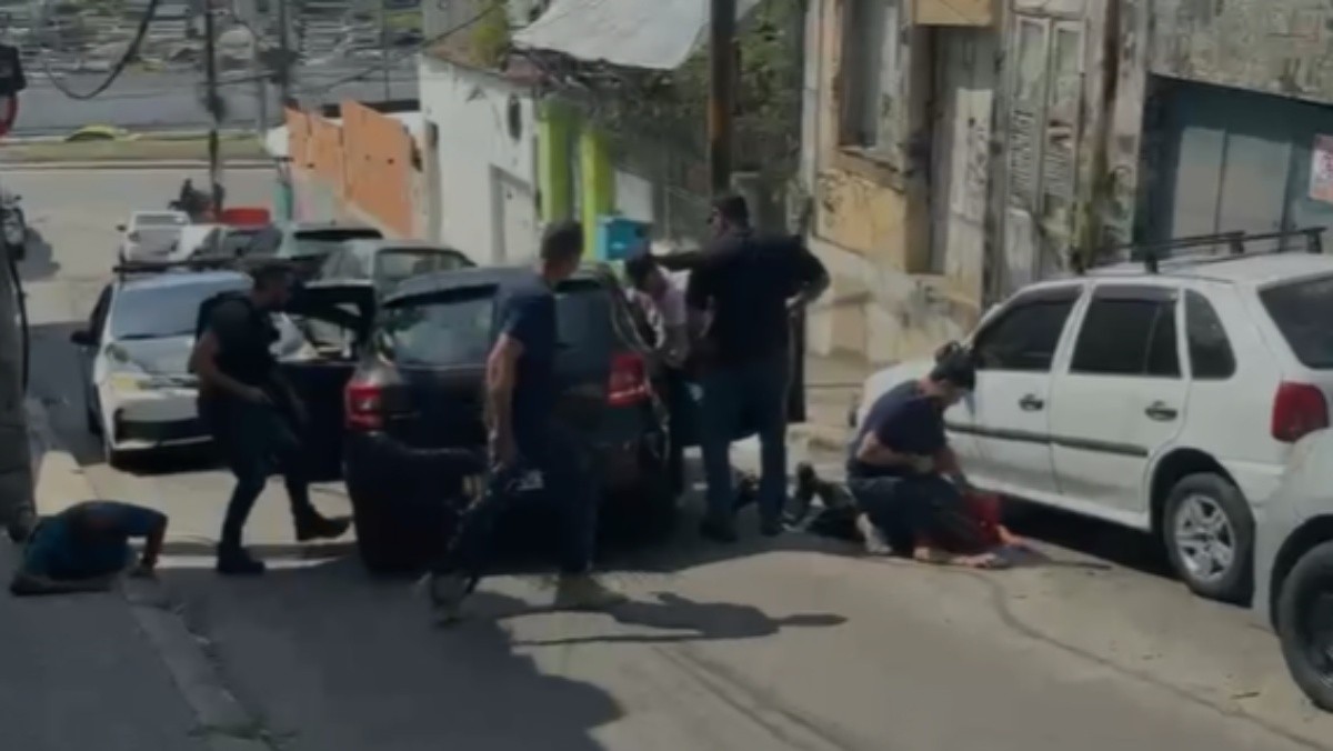 Dupla com mais de 20 passagens pela polícia é presa em carro de aplicativo em Botafogo
