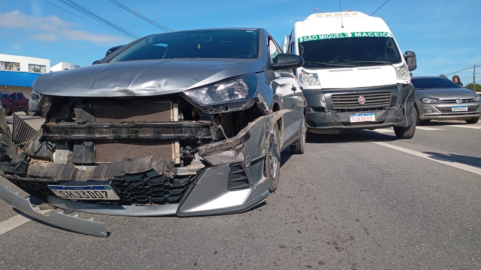 Engavetamento deixa feridos e trânsito lento na BR-349, em Marechal Deodoro