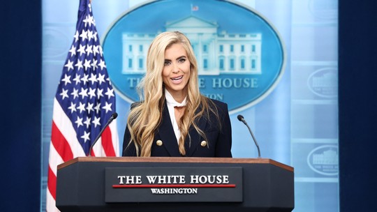 Nova porta-voz da Casa Branca comete gafes e confunde Trump com marido