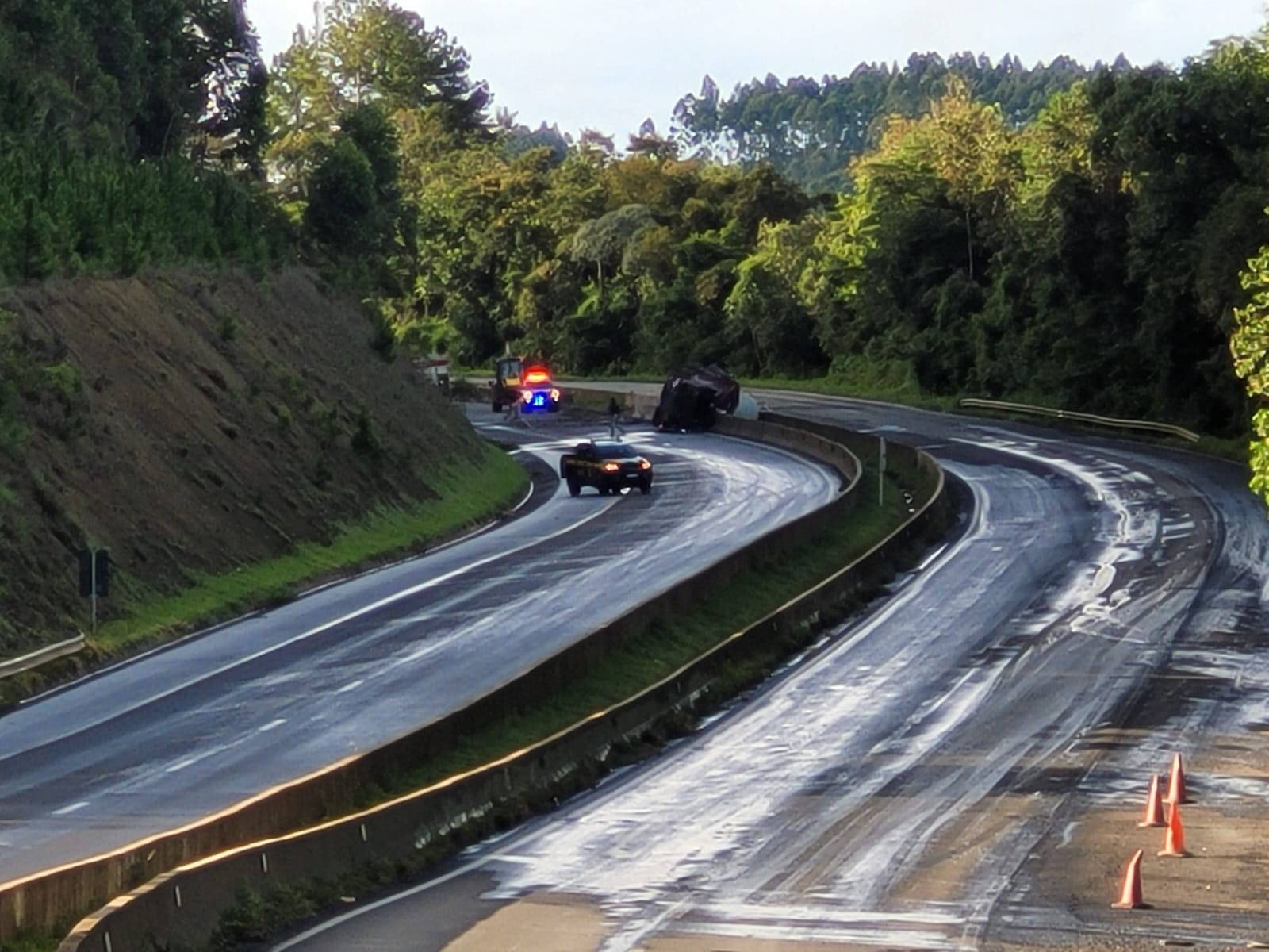 BR-376 é totalmente liberada no PR 48 horas após tombamento de caminhão com 35 mil litros de material inflamável