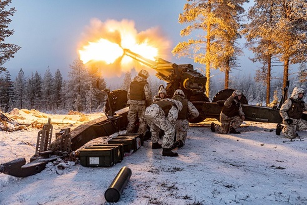 Família Finlandesa Com Bandeiras Finlandesas Num Belo Dia De