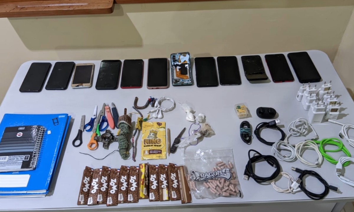 Polícia encontra drogas, celulares e anotações do tráfico de drogas em celas na unidade prisional de Parintins