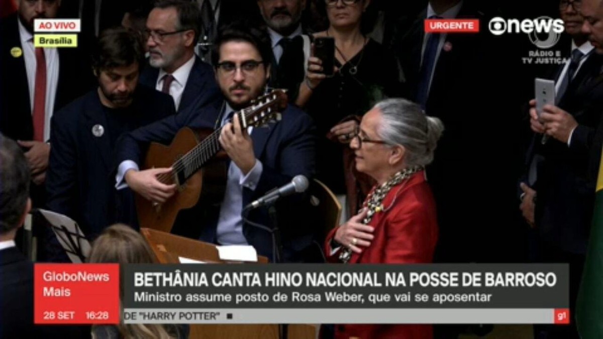 Maria Bethânia canta o hino nacional na posse de Barroso na presidência do STF