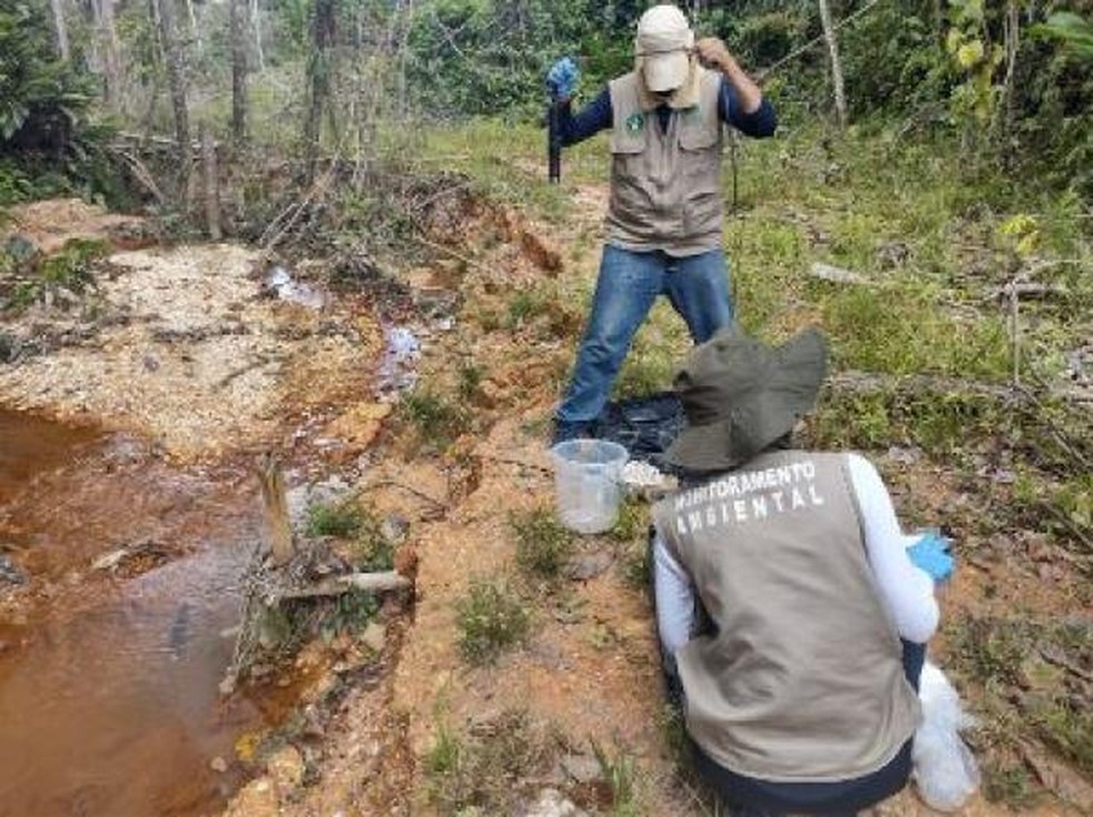 Especialistas analisam se ha´presença de metais em águas da Terra Yanomami, em Roraima. — Foto: Cmdo Op Cj Amz/Divulgação