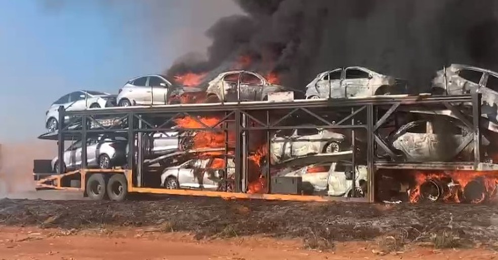 Fogo destrói caminhão-cegonha na BR-364 em MT | G1
