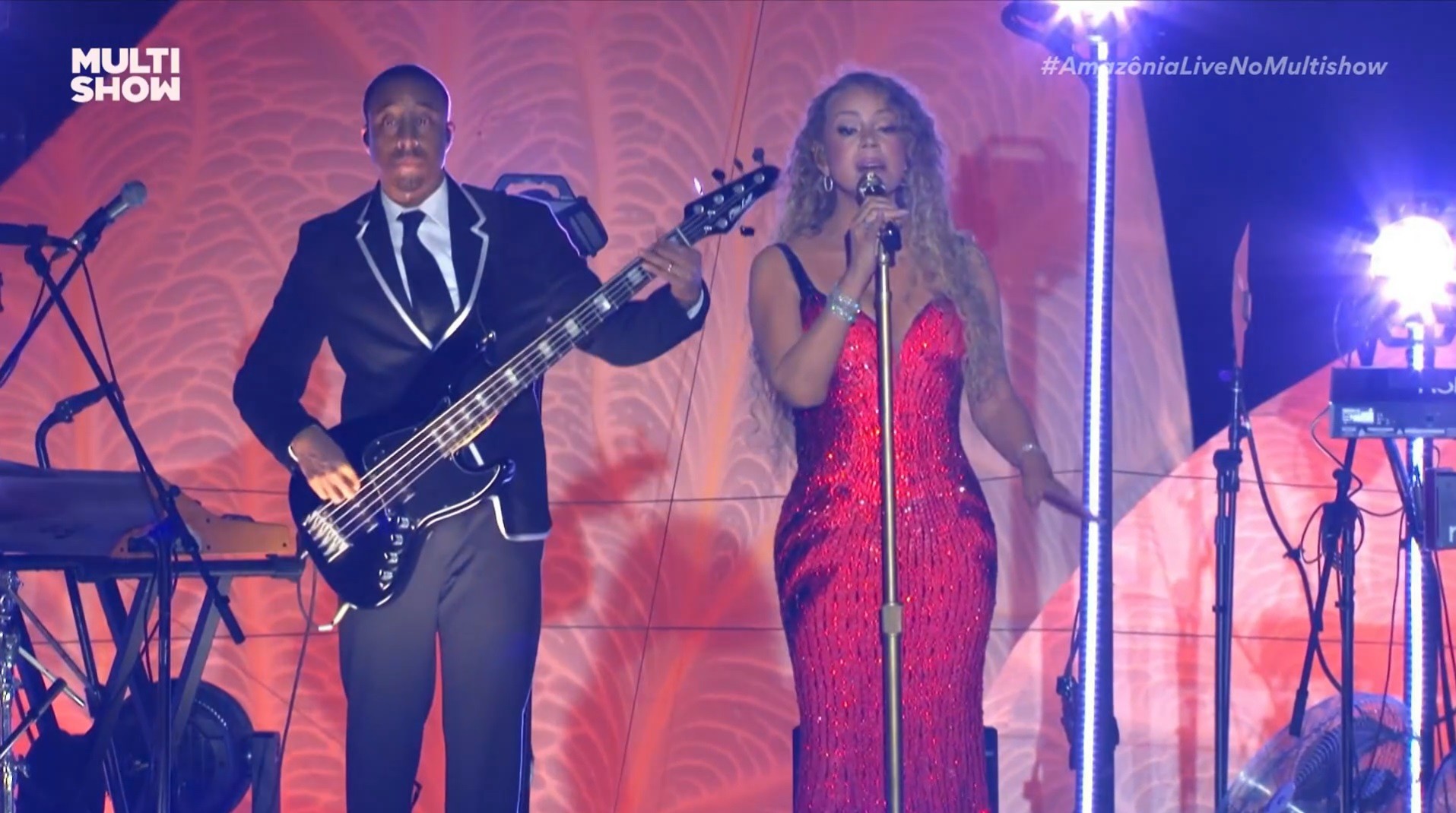 Mariah Carey surge mais animada e falante em show sobre palco flutuante no Amazônia Live