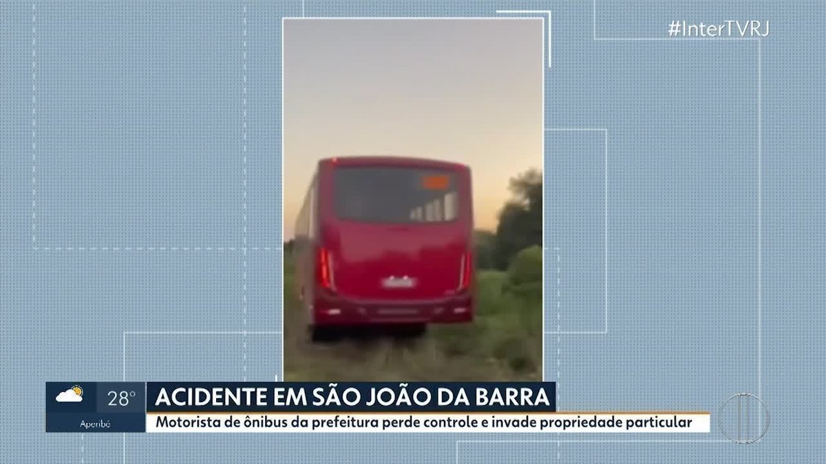 Motorista perde controle de ônibus e invade fazenda em São João da Barra