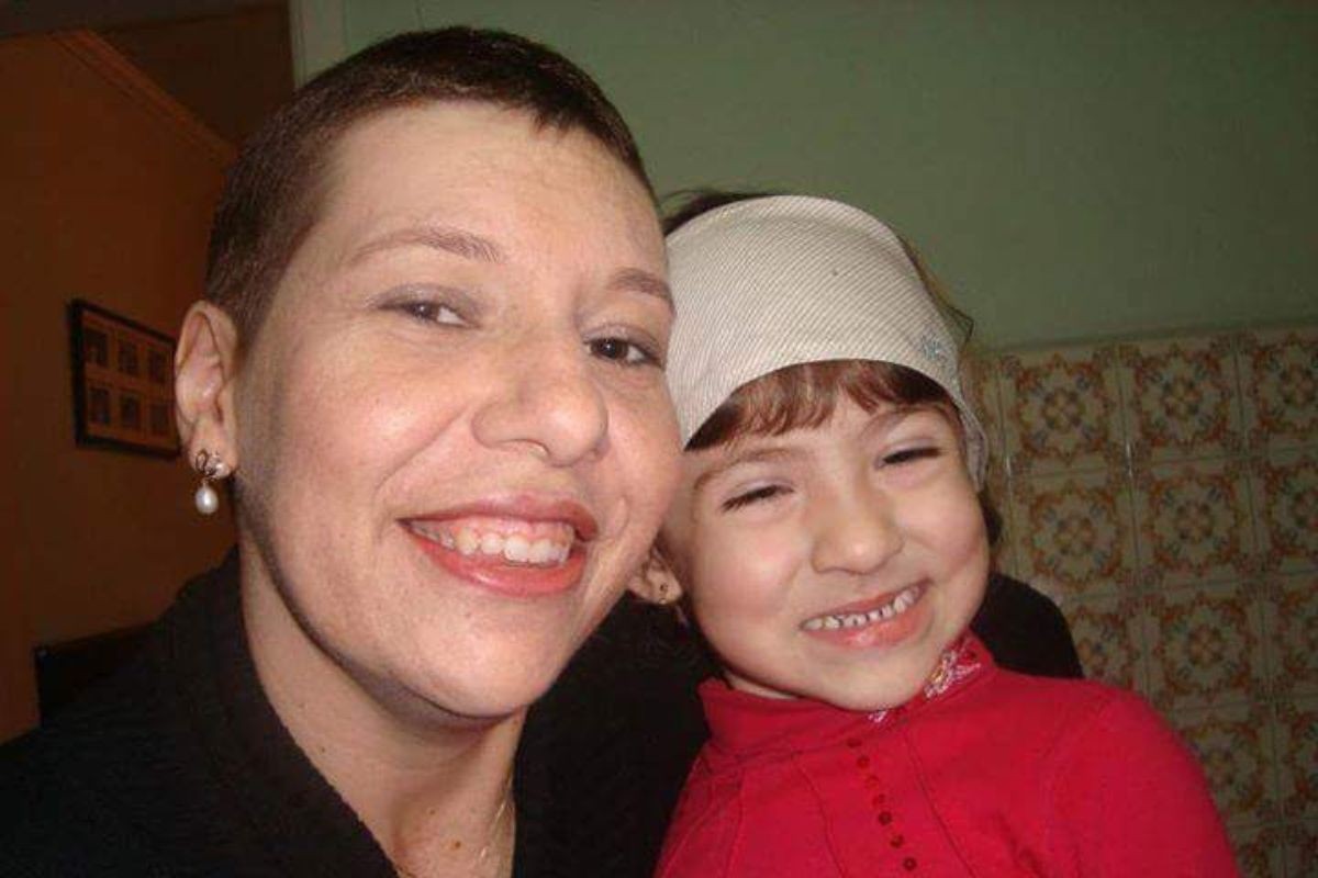 Professora vence o câncer de mama e passa a acolher outras pacientes com a doença: ‘Há vida após o câncer’