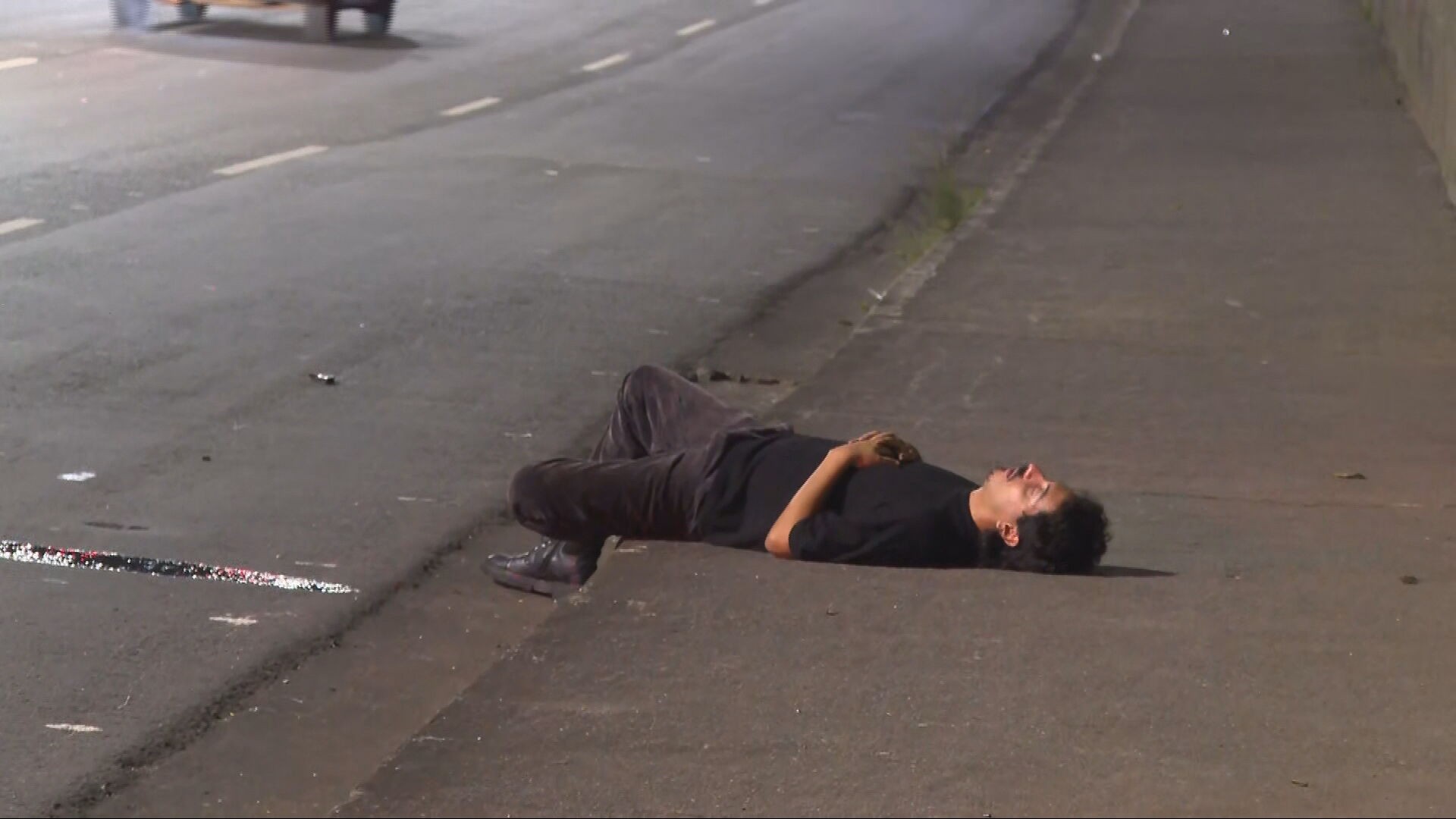 Motorista com sinais de embriaguez bate carro em BH e quase dorme no passeio até o teste do bafômetro