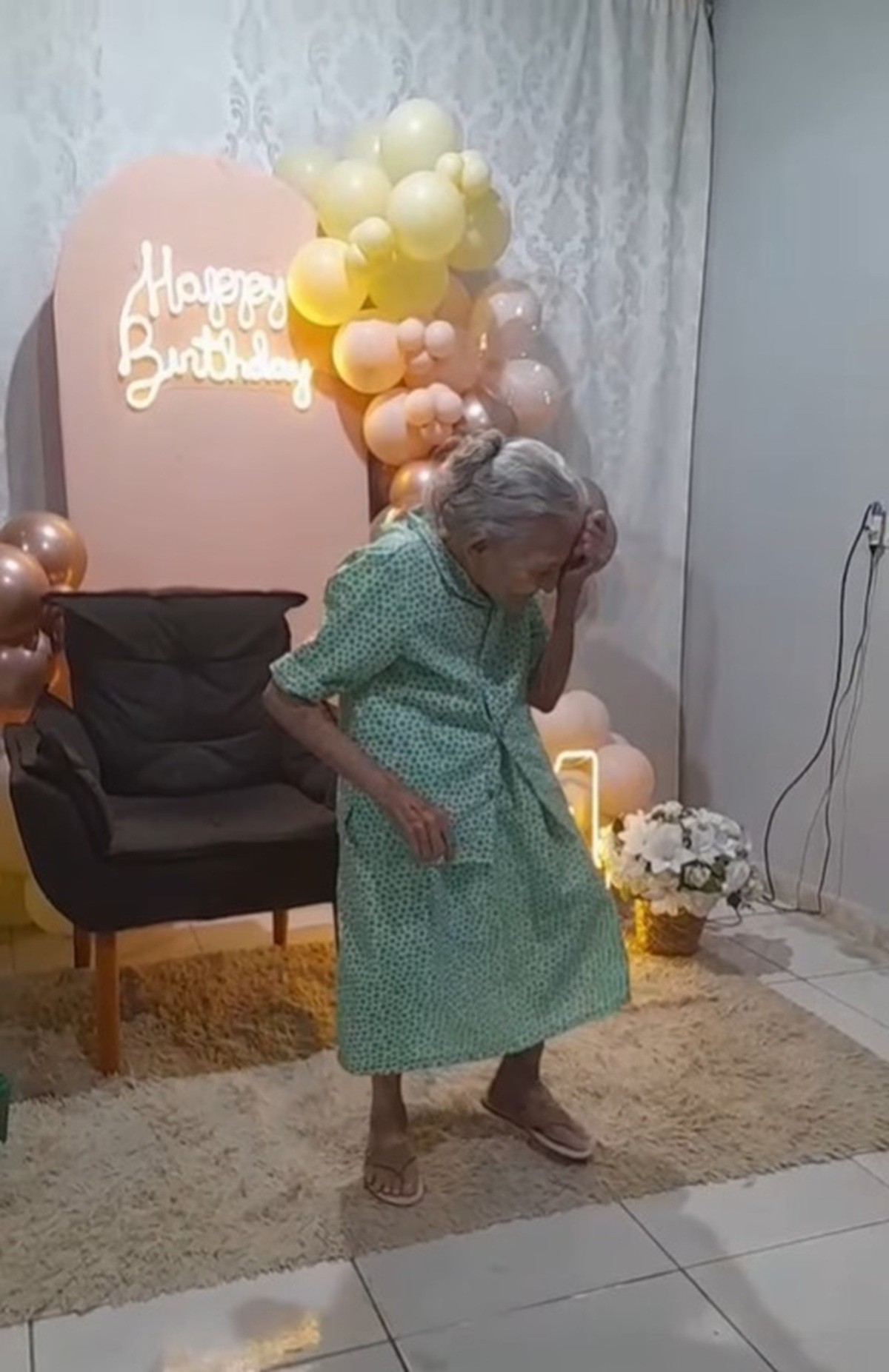 Idosa de 104 anos viraliza ao celebrar aniversário dançando 