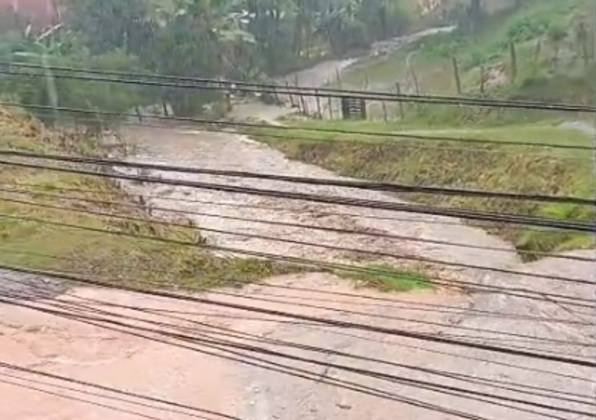 Mulher é arrastada por correnteza e cai em córrego durante chuva em Barra Mansa