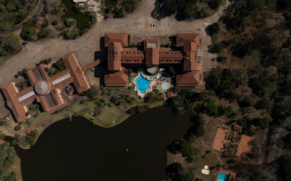 Entre montanhas, águas e jardins, o Grande Hotel Termas de Araxá se integra à paisagem mineira como um refúgio de pausa, história e reconexão — Foto: Banco de Imagens/Divulgação